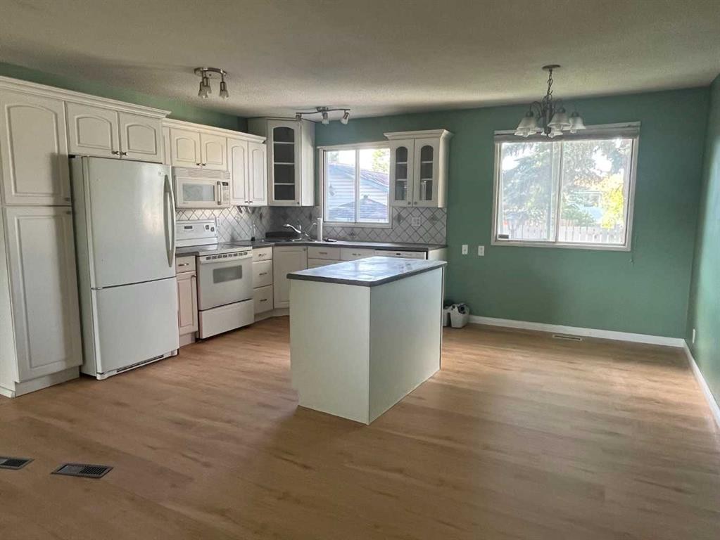 5820 Rundlehorn Drive Ne, Calgary, AB - Indoor Photo Showing Kitchen