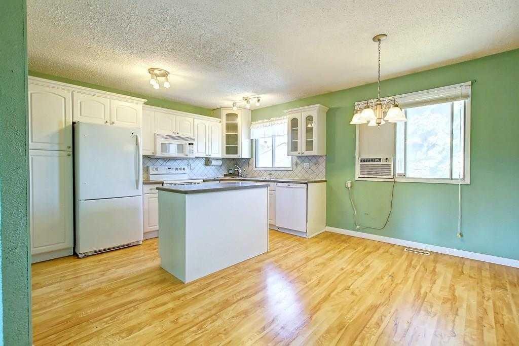 5820 Rundlehorn Drive Ne, Calgary, AB - Indoor Photo Showing Kitchen