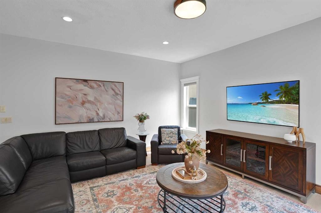 45 Sherwood View Nw, Calgary, AB - Indoor Photo Showing Living Room