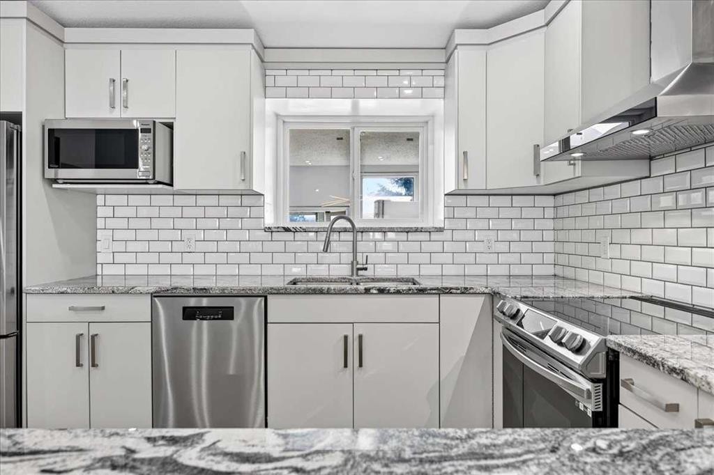 55 Whitehaven Crescent Ne, Calgary, AB - Indoor Photo Showing Kitchen With Upgraded Kitchen