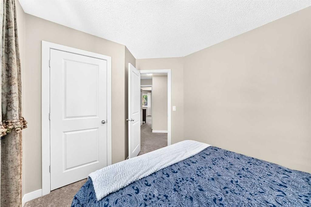 182 Cranfield Manor Se, Calgary, AB - Indoor Photo Showing Bedroom