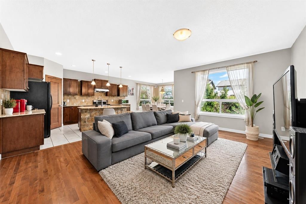 182 Cranfield Manor Se, Calgary, AB - Indoor Photo Showing Living Room