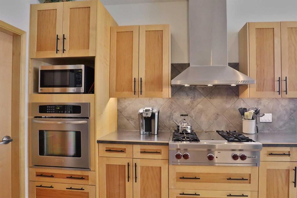 92 Sherwood Rise Nw, Calgary, AB - Indoor Photo Showing Kitchen With Upgraded Kitchen