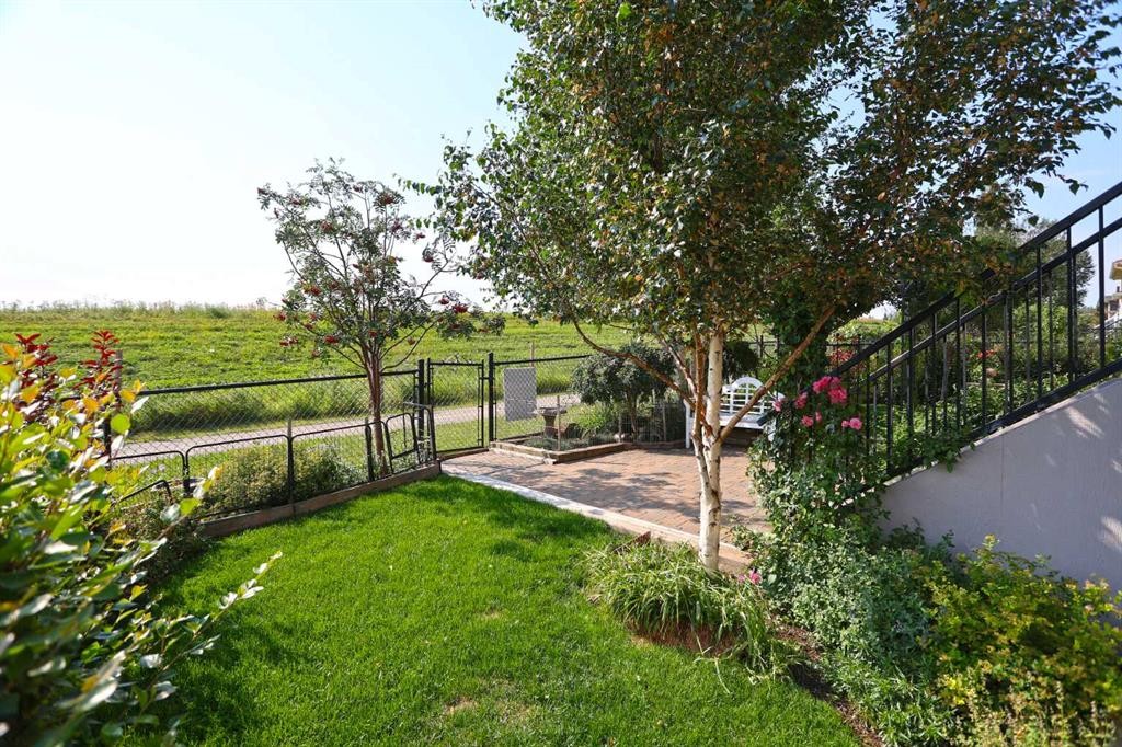 92 Sherwood Rise Nw, Calgary, AB - Outdoor