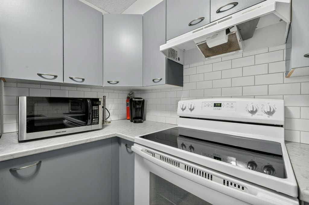 2207-12 Cimarron Common, Okotoks, AB - Indoor Photo Showing Kitchen