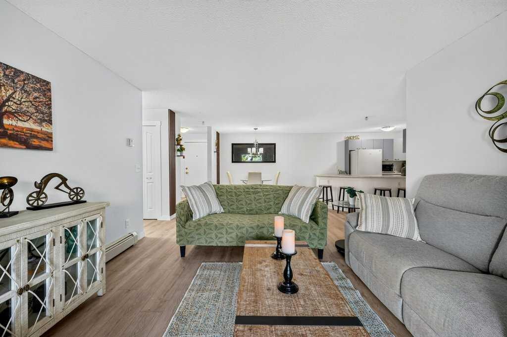 2207-12 Cimarron Common, Okotoks, AB - Indoor Photo Showing Living Room