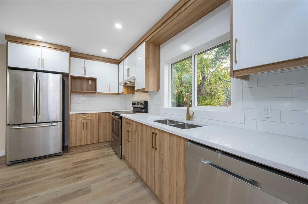 2231 40 Street Se, Calgary, AB - Indoor Photo Showing Kitchen With Double Sink