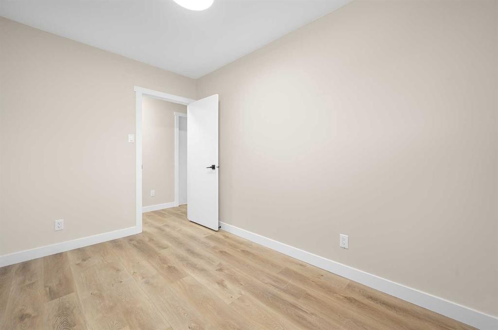 2231 40 Street Se, Calgary, AB - Indoor Photo Showing Other Room