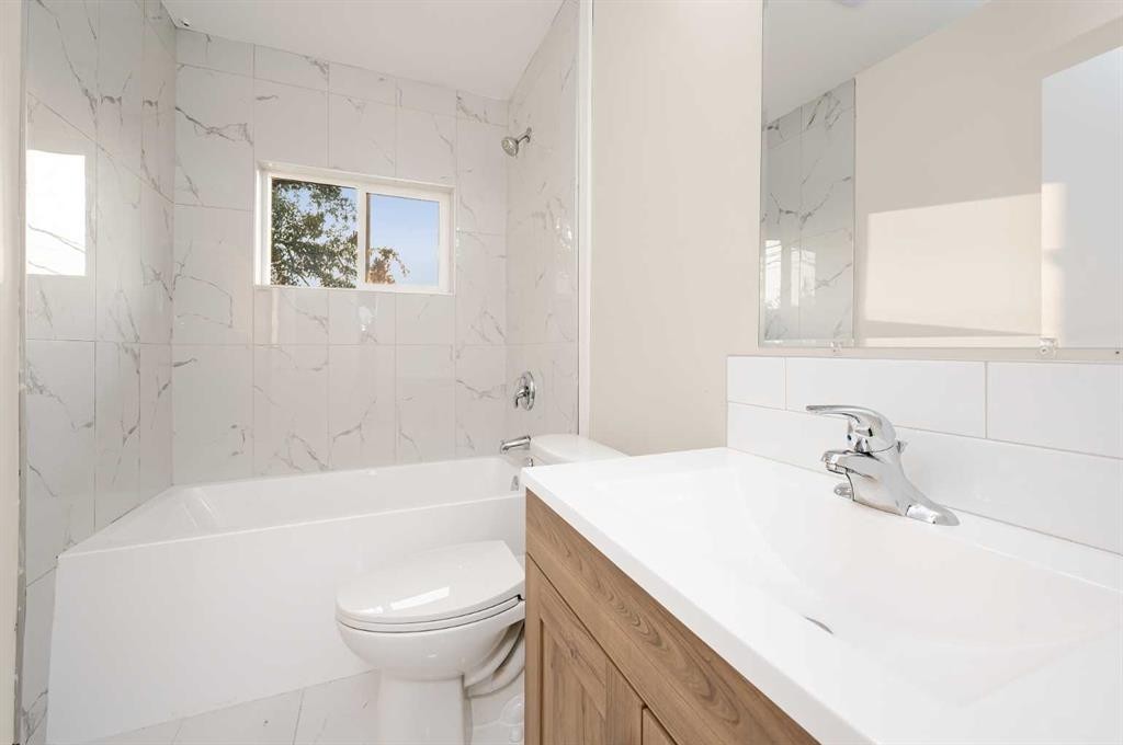 2231 40 Street Se, Calgary, AB - Indoor Photo Showing Bathroom