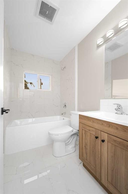 2231 40 Street Se, Calgary, AB - Indoor Photo Showing Bathroom