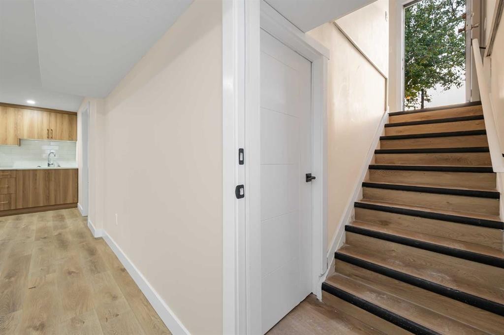 2231 40 Street Se, Calgary, AB - Indoor Photo Showing Other Room