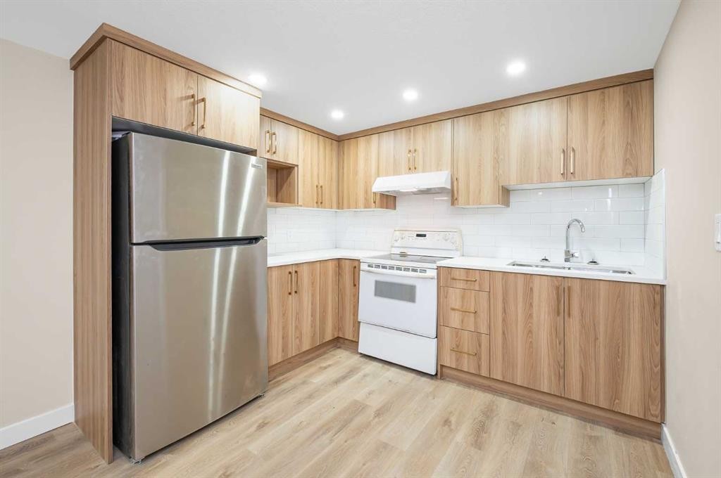 2231 40 Street Se, Calgary, AB - Indoor Photo Showing Kitchen