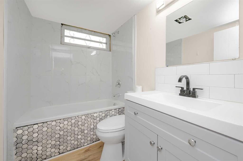 2231 40 Street Se, Calgary, AB - Indoor Photo Showing Bathroom