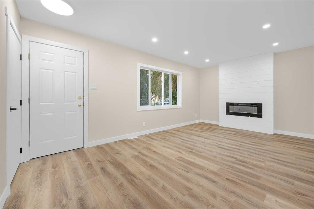 2231 40 Street Se, Calgary, AB - Indoor With Fireplace