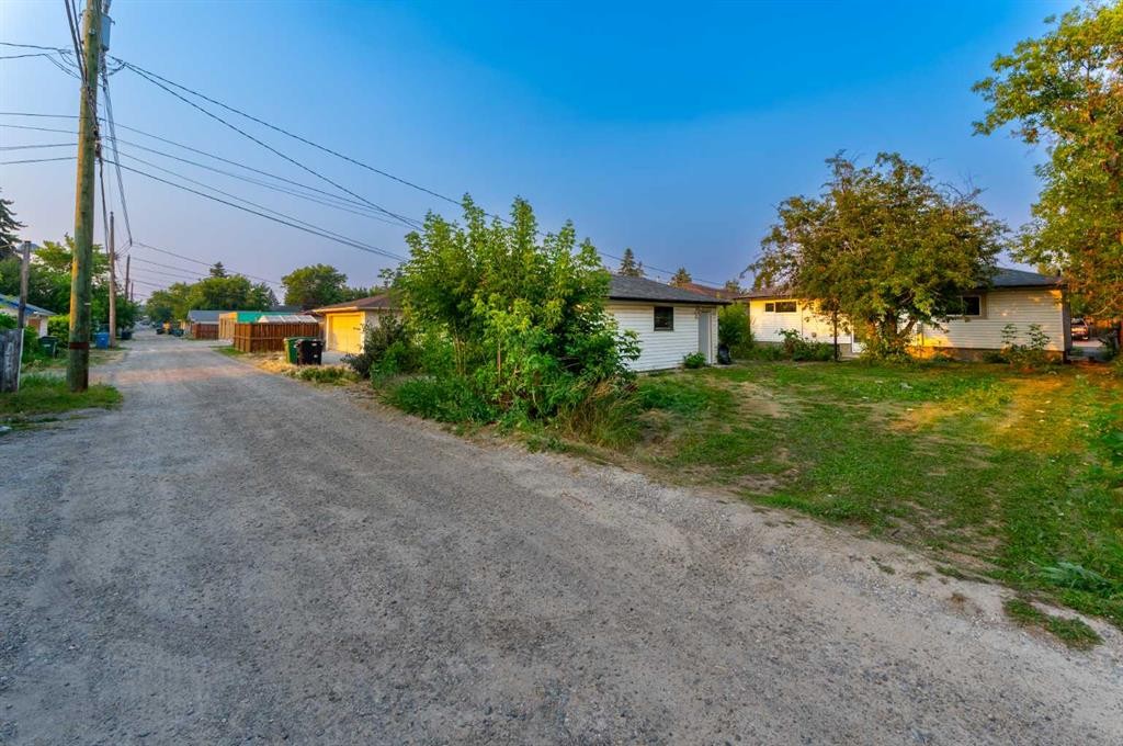 2231 40 Street Se, Calgary, AB - Outdoor