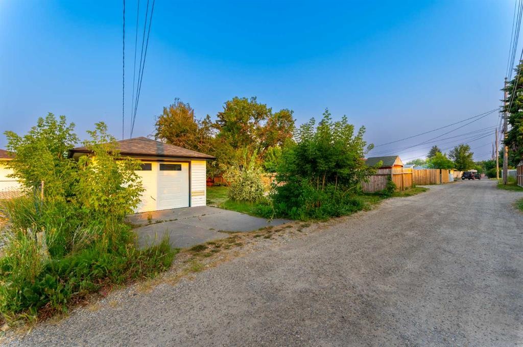 2231 40 Street Se, Calgary, AB - Outdoor