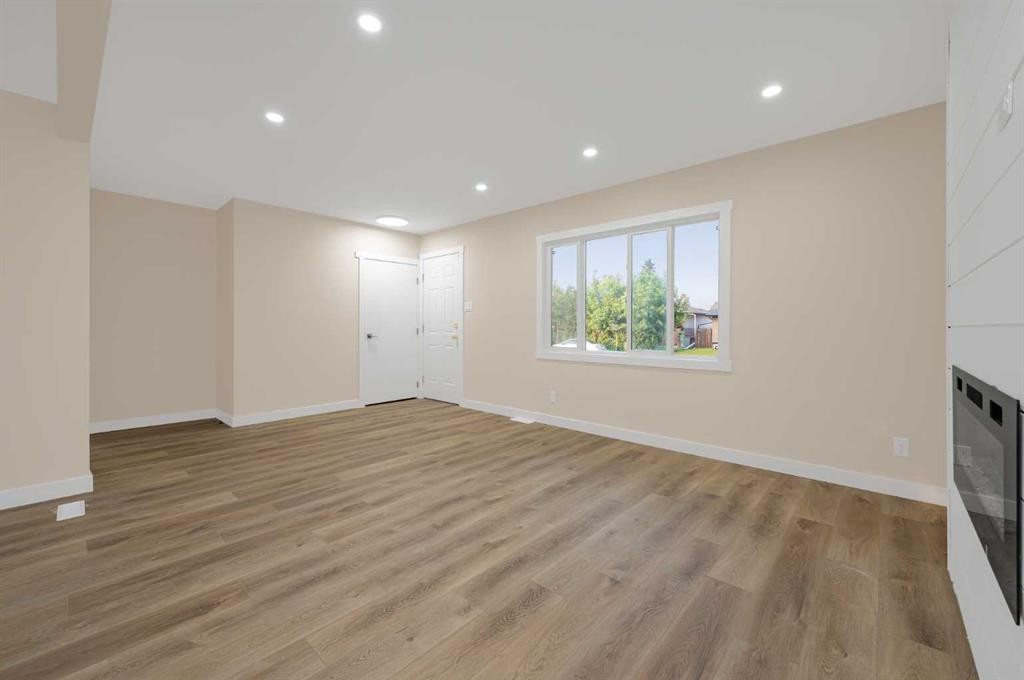 2231 40 Street Se, Calgary, AB - Indoor Photo Showing Other Room