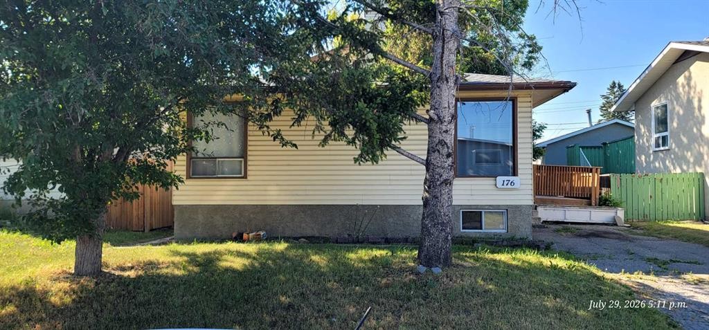 176 Penbrooke Close Se, Calgary, AB - Outdoor