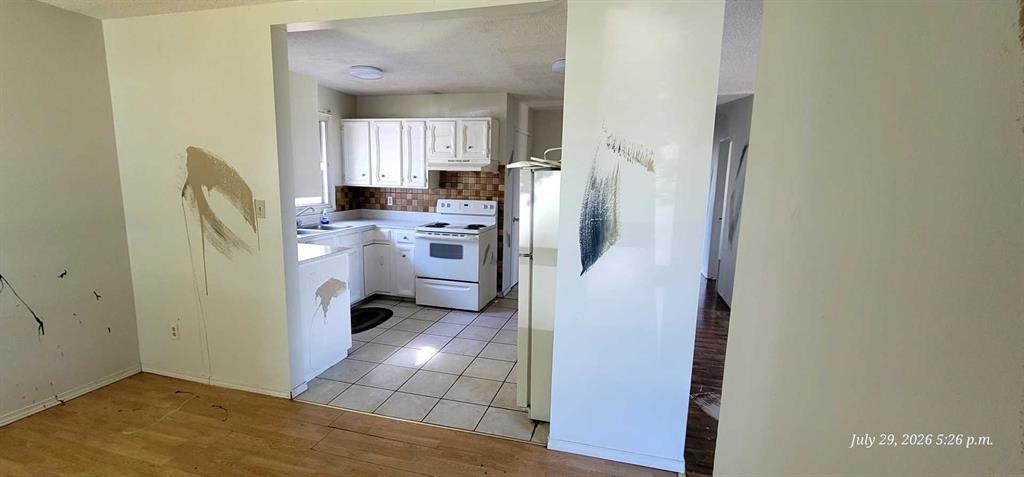 176 Penbrooke Close Se, Calgary, AB - Indoor Photo Showing Kitchen