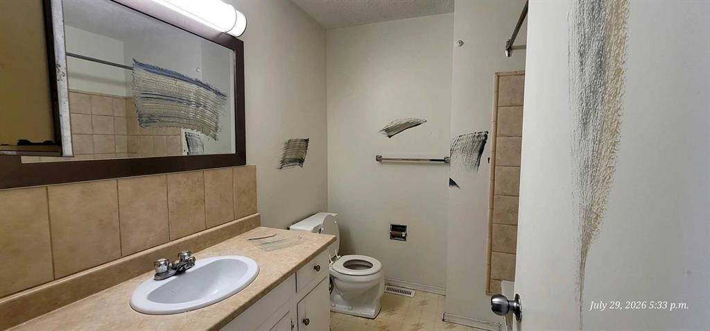 176 Penbrooke Close Se, Calgary, AB - Indoor Photo Showing Bathroom
