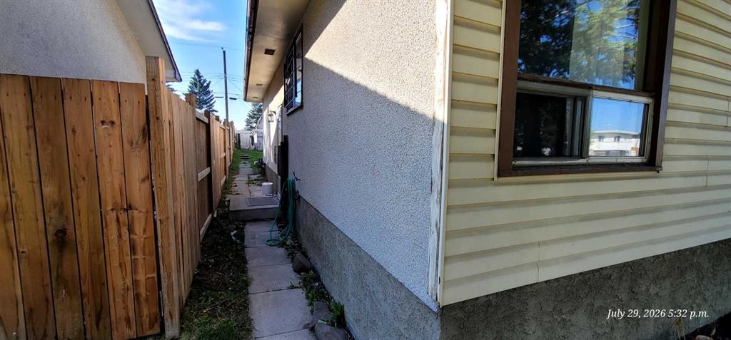176 Penbrooke Close Se, Calgary, AB - With Exterior
