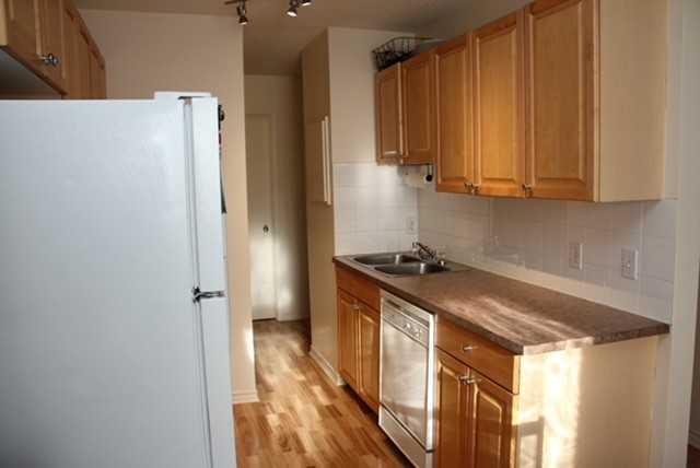 202-626 2 Avenue Ne, Calgary, AB - Indoor Photo Showing Kitchen With Double Sink