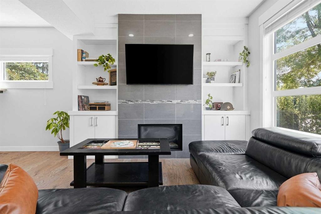1-2432 24A Street Sw, Calgary, AB - Indoor Photo Showing Living Room