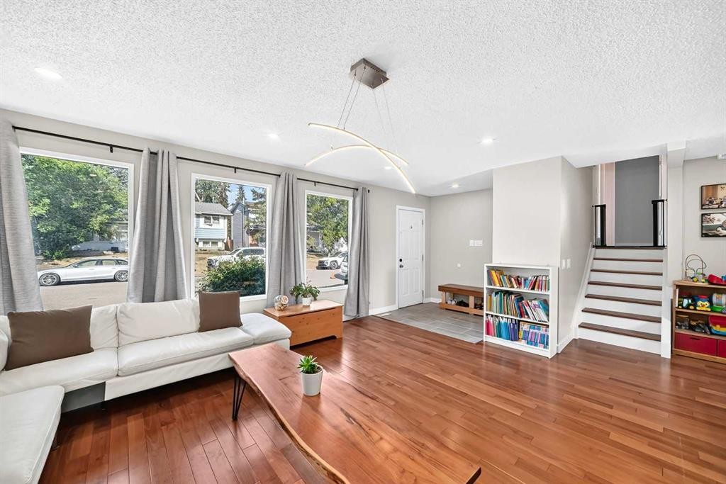 179 Deer Ridge Way Se, Calgary, AB - Indoor Photo Showing Living Room