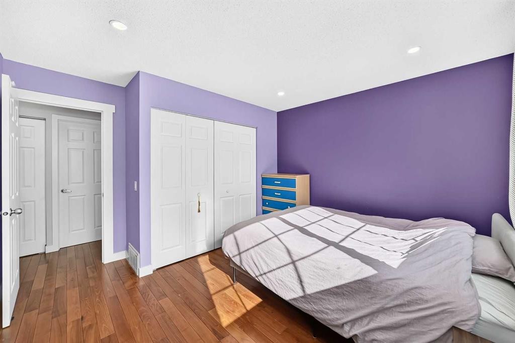 179 Deer Ridge Way Se, Calgary, AB - Indoor Photo Showing Bedroom
