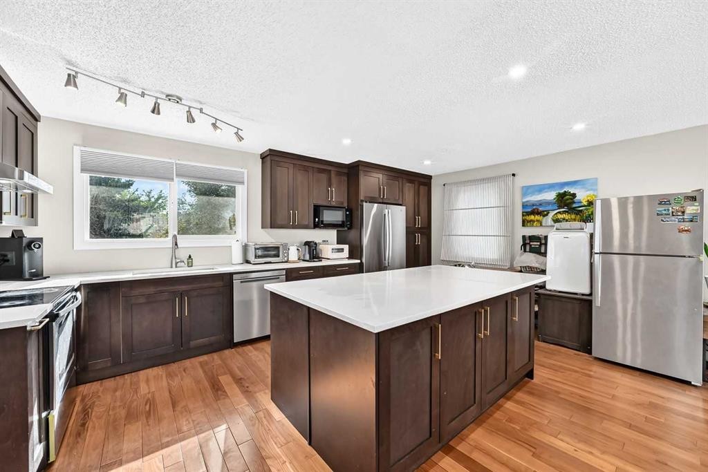 179 Deer Ridge Way Se, Calgary, AB - Indoor Photo Showing Kitchen
