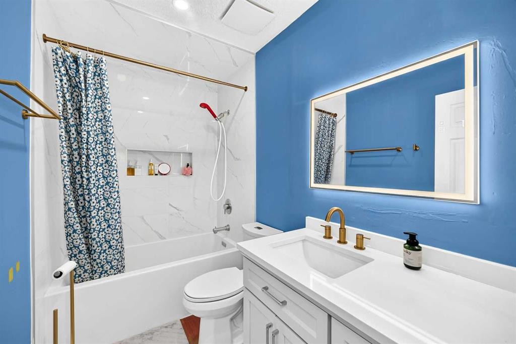 179 Deer Ridge Way Se, Calgary, AB - Indoor Photo Showing Bathroom