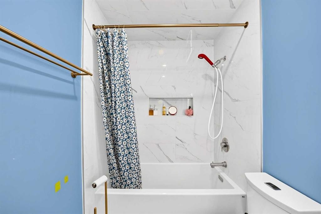 179 Deer Ridge Way Se, Calgary, AB - Indoor Photo Showing Bathroom