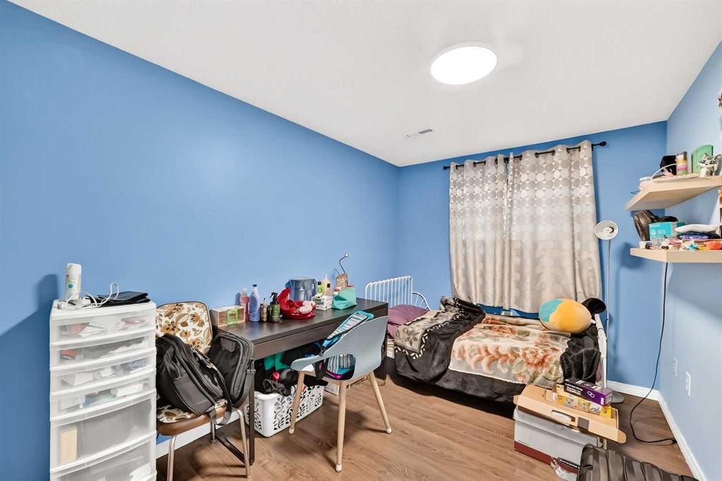 179 Deer Ridge Way Se, Calgary, AB - Indoor Photo Showing Bedroom