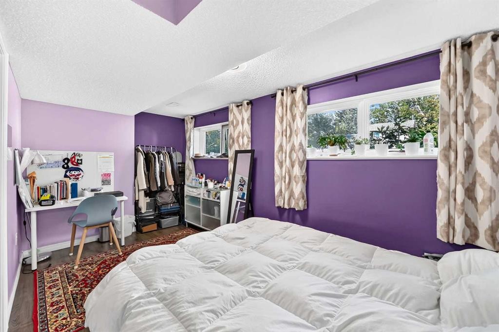 179 Deer Ridge Way Se, Calgary, AB - Indoor Photo Showing Bedroom