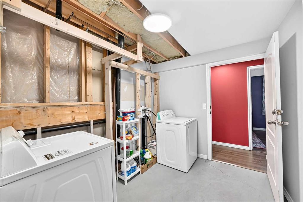 179 Deer Ridge Way Se, Calgary, AB - Indoor Photo Showing Laundry Room