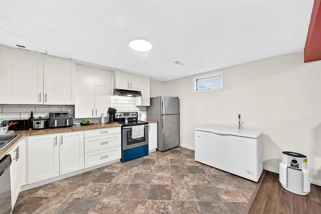 179 Deer Ridge Way Se, Calgary, AB - Indoor Photo Showing Kitchen