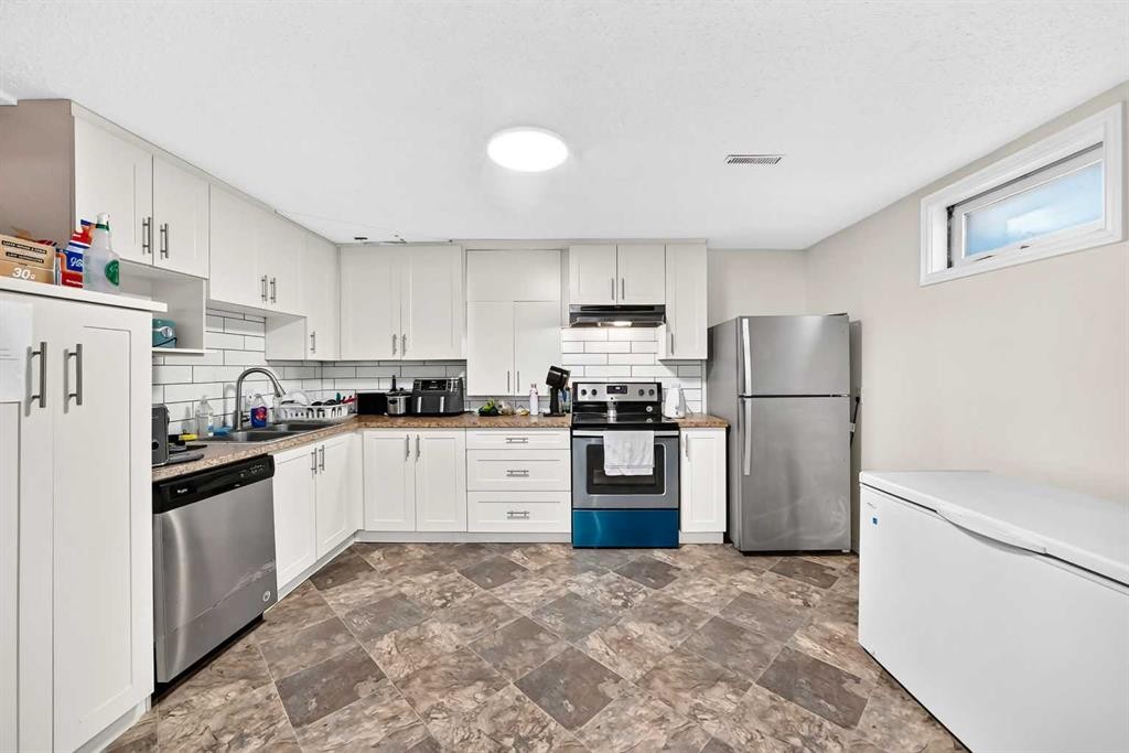 179 Deer Ridge Way Se, Calgary, AB - Indoor Photo Showing Kitchen With Double Sink