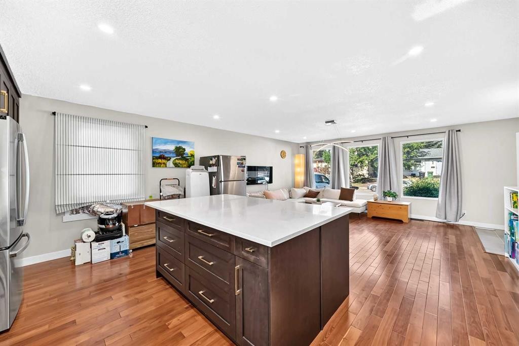179 Deer Ridge Way Se, Calgary, AB - Indoor Photo Showing Kitchen
