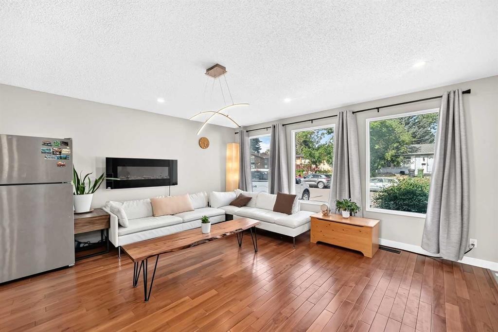 179 Deer Ridge Way Se, Calgary, AB - Indoor Photo Showing Living Room