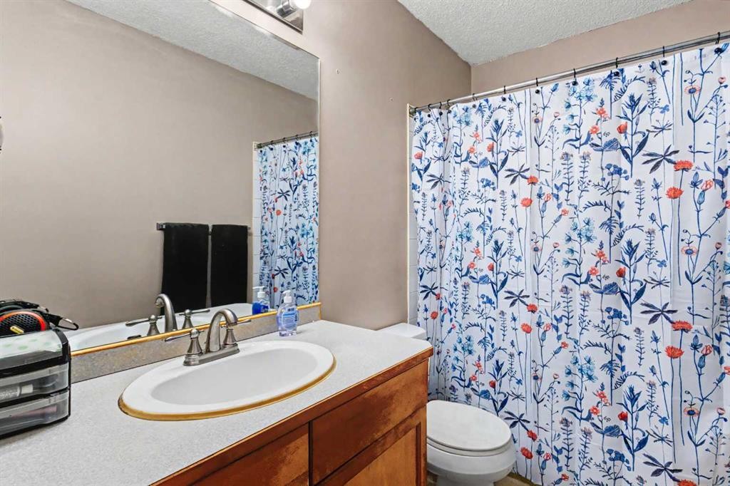 311 Erin Circle Se, Calgary, AB - Indoor Photo Showing Bathroom