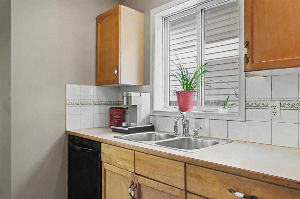 311 Erin Circle Se, Calgary, AB - Indoor Photo Showing Kitchen With Double Sink