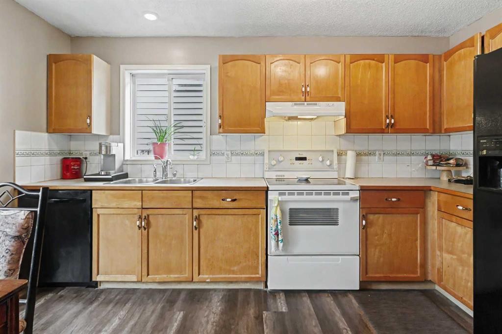 311 Erin Circle Se, Calgary, AB - Indoor Photo Showing Kitchen With Double Sink