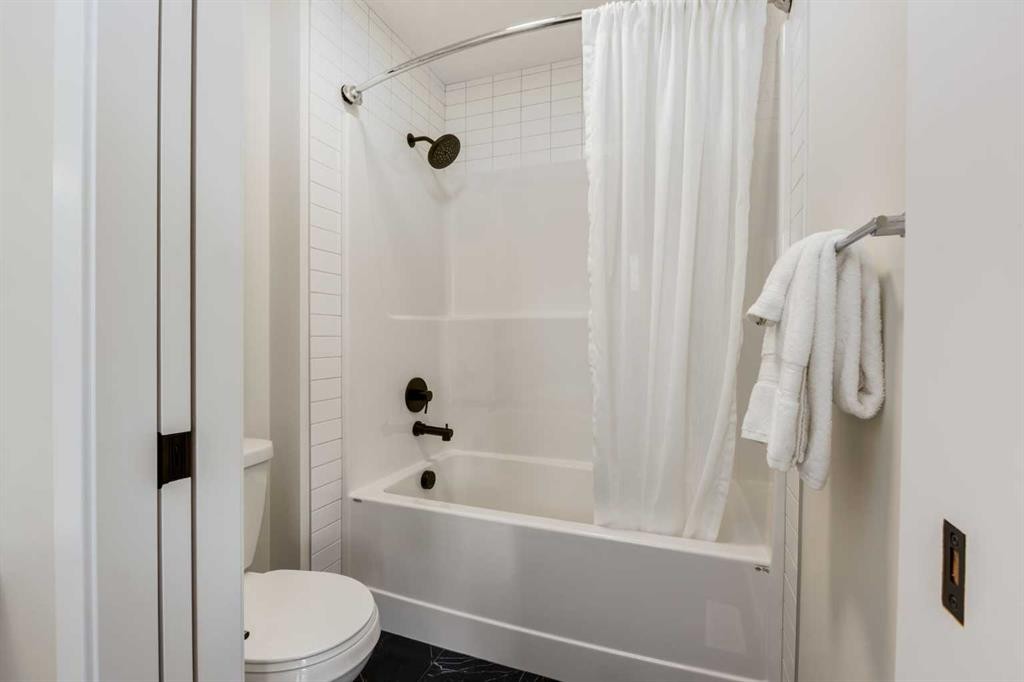88 Bluerock Terrace Sw, Calgary, AB - Indoor Photo Showing Bathroom