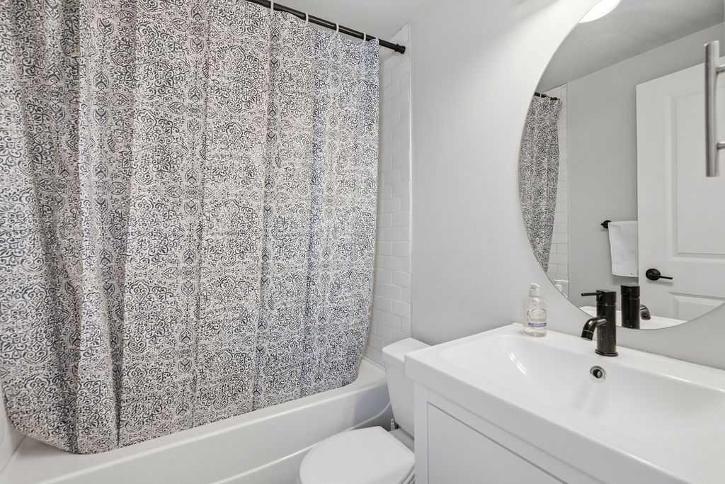 87 Couture Crescent Sw, Calgary, AB - Indoor Photo Showing Bathroom