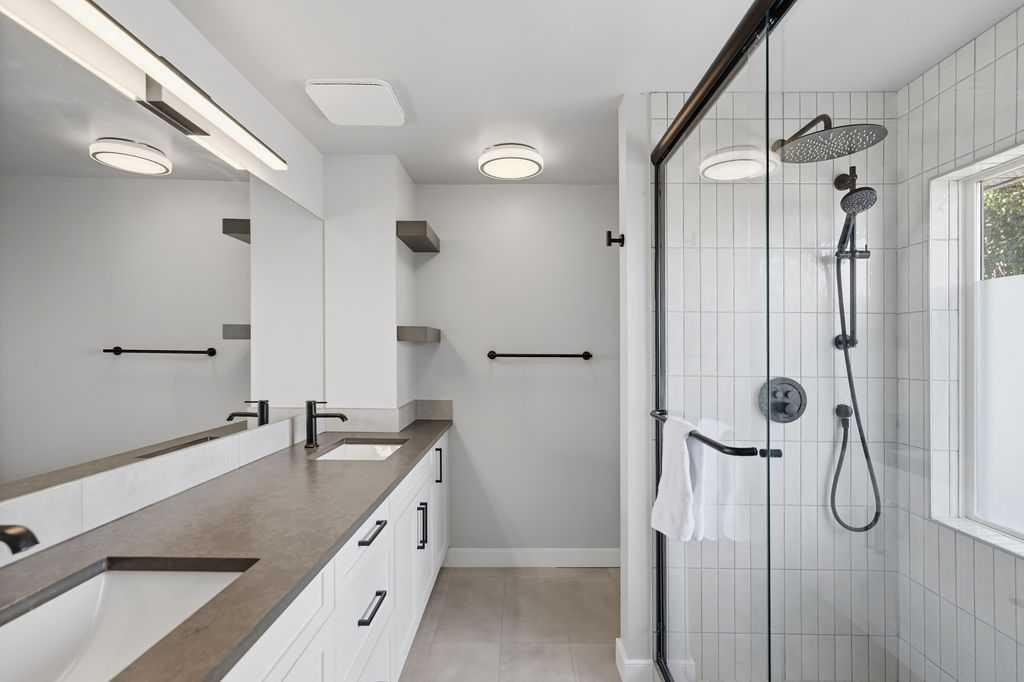 87 Couture Crescent Sw, Calgary, AB - Indoor Photo Showing Bathroom