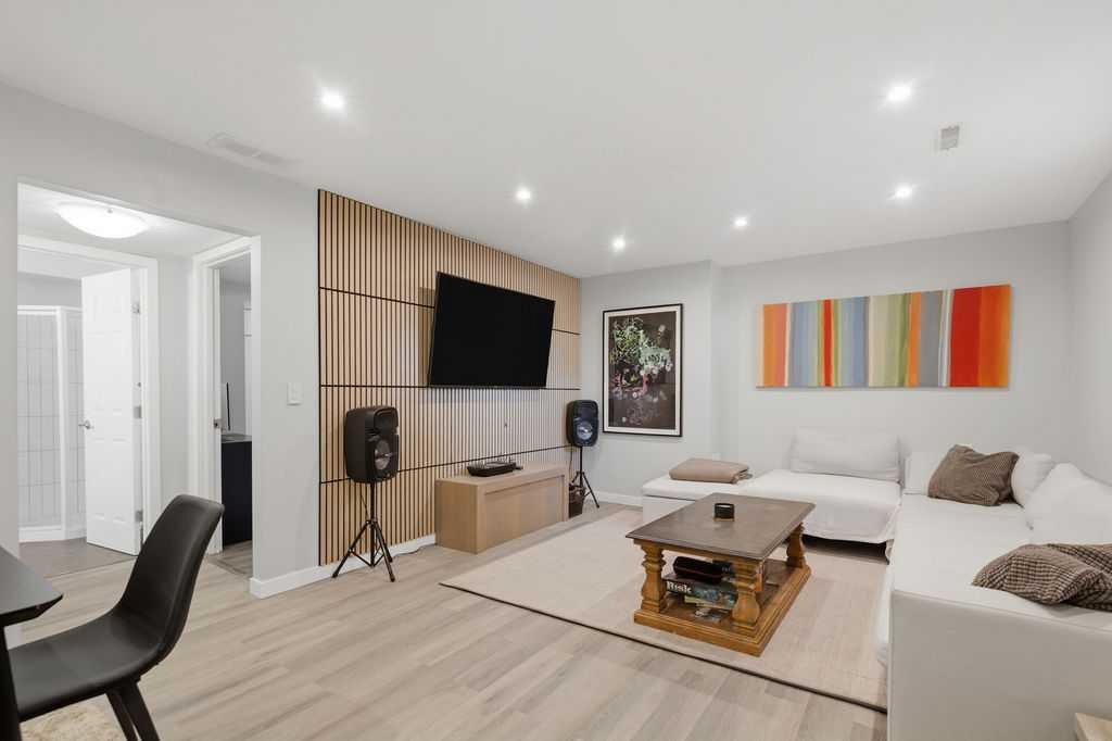 87 Couture Crescent Sw, Calgary, AB - Indoor