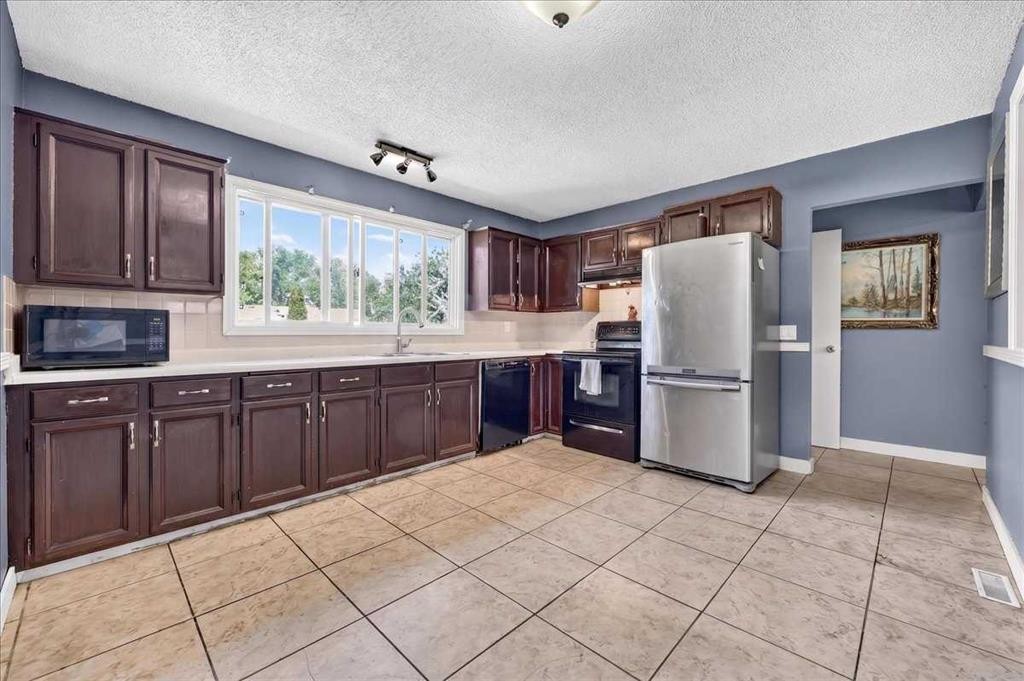 136 Templeview Place Ne, Calgary, AB - Indoor Photo Showing Kitchen