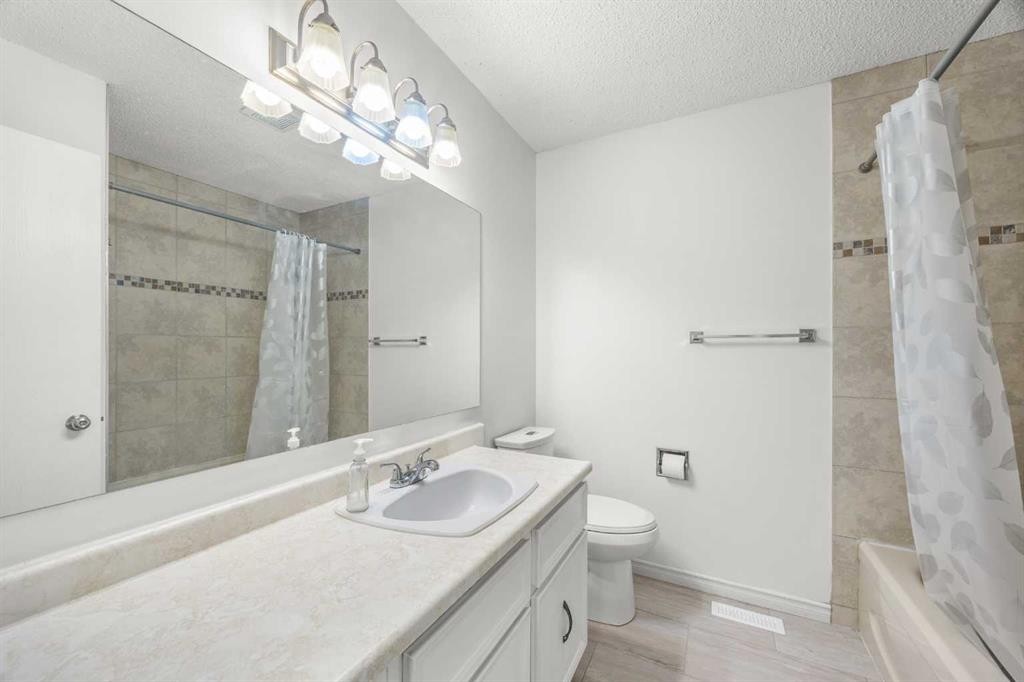 1 Edgewood Drive Nw, Calgary, AB - Indoor Photo Showing Bathroom