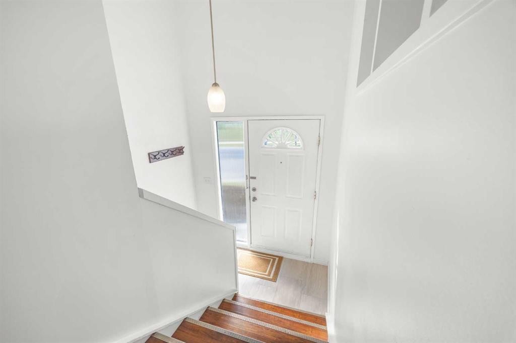 1 Edgewood Drive Nw, Calgary, AB - Indoor Photo Showing Other Room