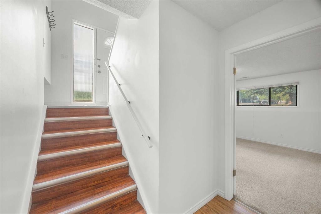 1 Edgewood Drive Nw, Calgary, AB - Indoor Photo Showing Other Room